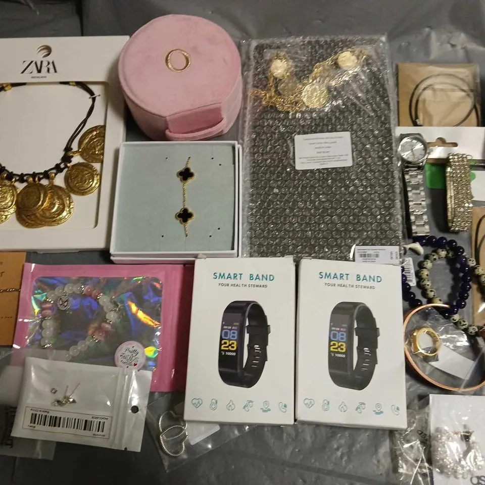 LOT OF ASSORTED JEWELLERY AND WATCH ITEMS TO INCLUDE EARRINGS, RINGS AND BRACELETS 