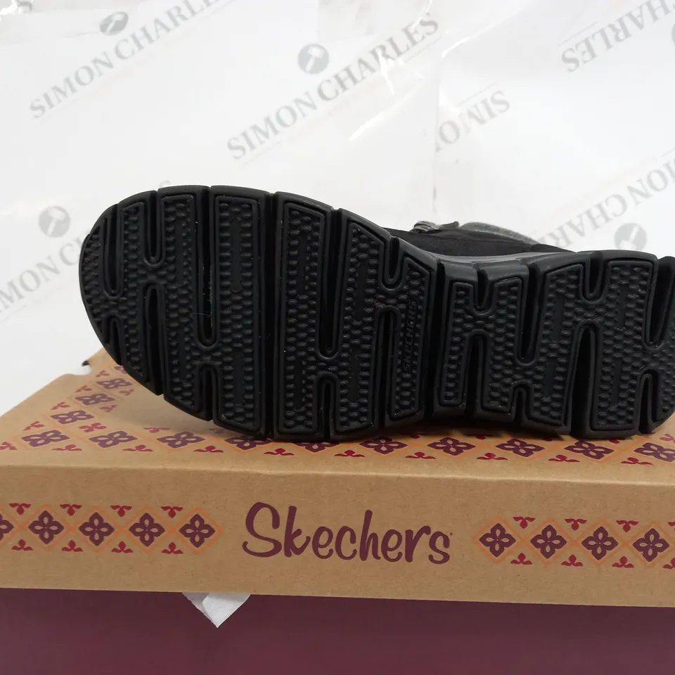 BOXED PAIR OF SKECHERS SYNERGY WARM BOOTS, BLACK - SIZE 5