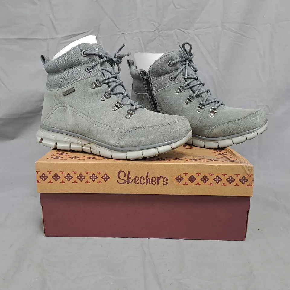 BOXED PAIR OF SKECHERS BOOTS IN GREY SIZE 7