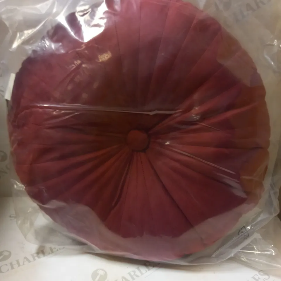 THOMAS FREDERICK ROUND PLUSH BUTTON CUSHION - NEW WASHINGTON RED. APPROX 40 X 40 X 15 CM 