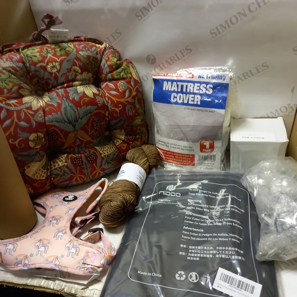 LOT OF ASSORTED HOUSEHOLD ITEMS TO INCLUDE DOG HARNESSES, MATTRESS COVERS AND WOOL