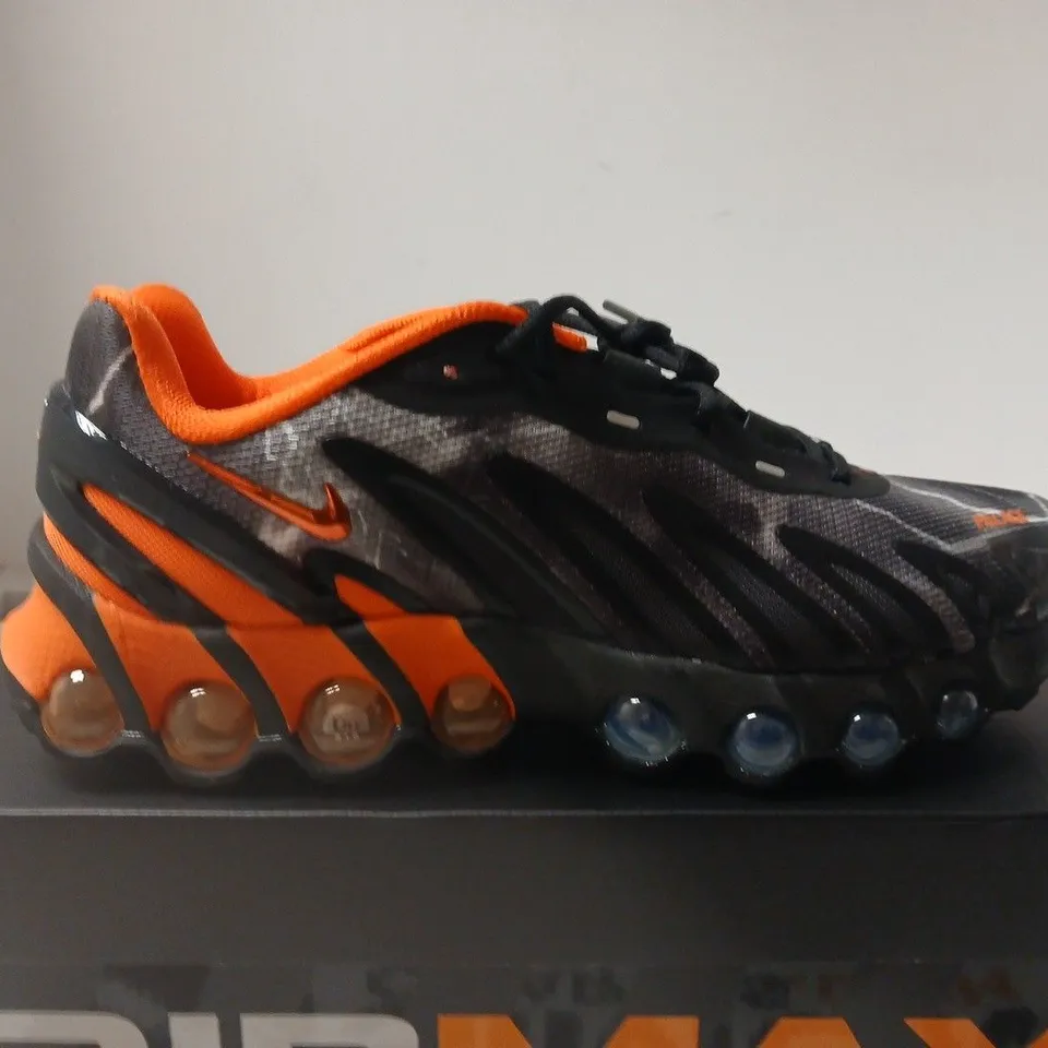 BOXED PAIR OF NIKE AIR MAX X PALACE DN8 SP SNEAKERS – BLACK/ORANGE, UK 8