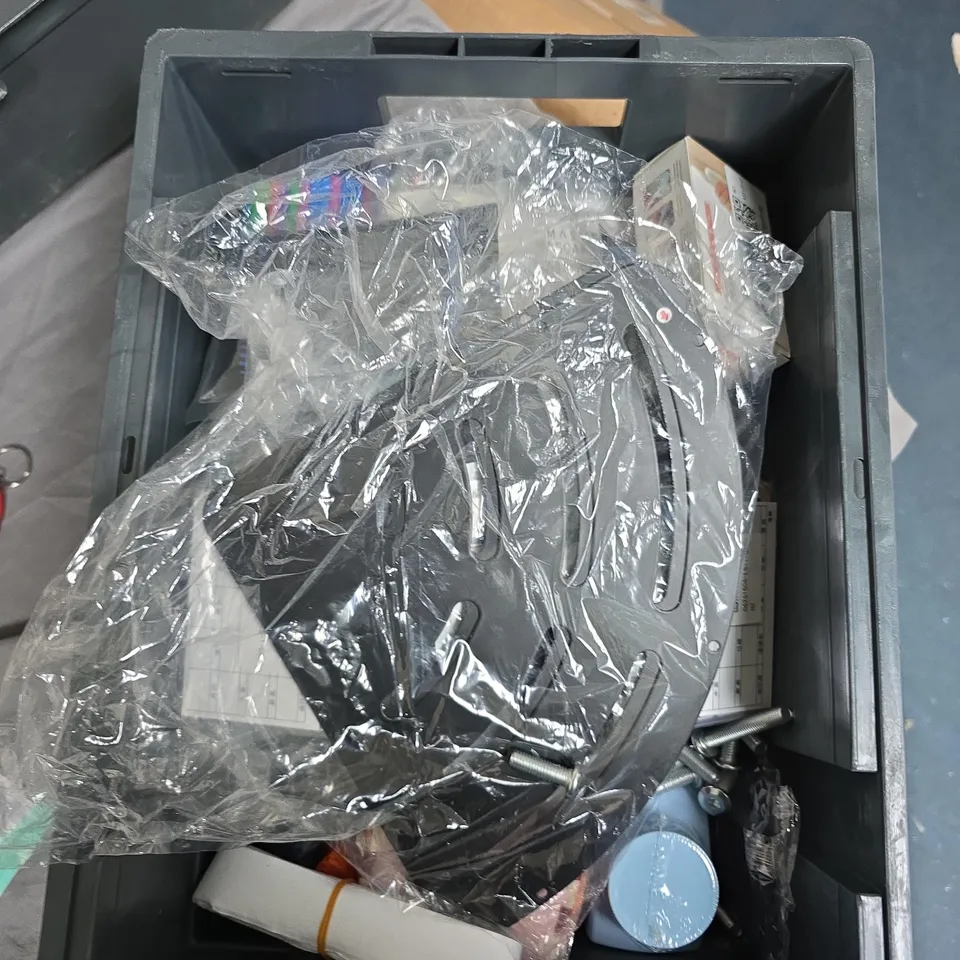 BOX OF APPROXIMATELY 15 ASSORTED ITEMS TO INCLUDE: GLUCOSE MONITOR AND LED KEYCHAIN TORCHES