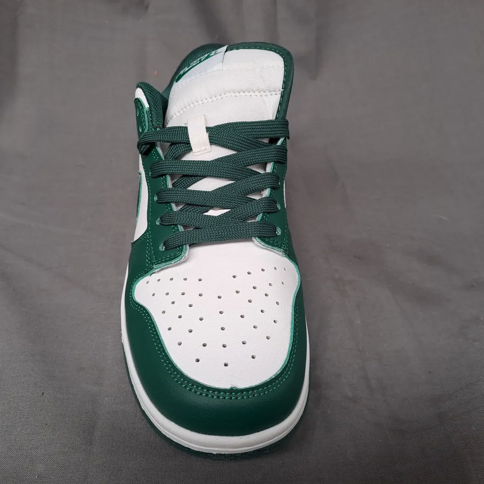 BOXED PAIR OF NIKE SHOES IN GREEN/WHITE UK SIZE 7