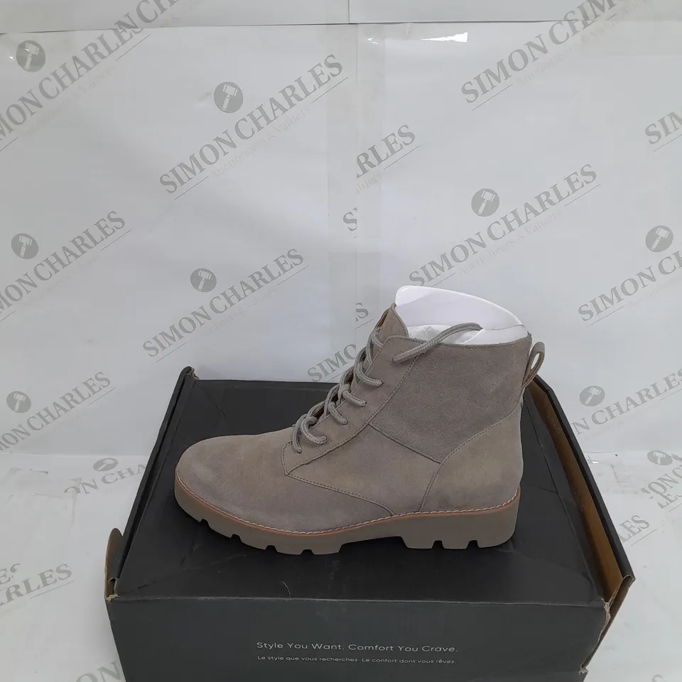 VIONIC LARSON LACE UP BOOT SIZE 5