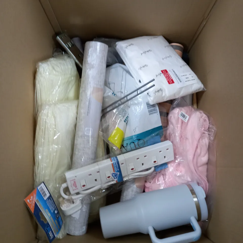 BOX OF APPROX 10 ASSORTED ITEMS TO INCLUDE - EXTENSION LEAD, BIG BOTTLE, WALLPAPER ETC