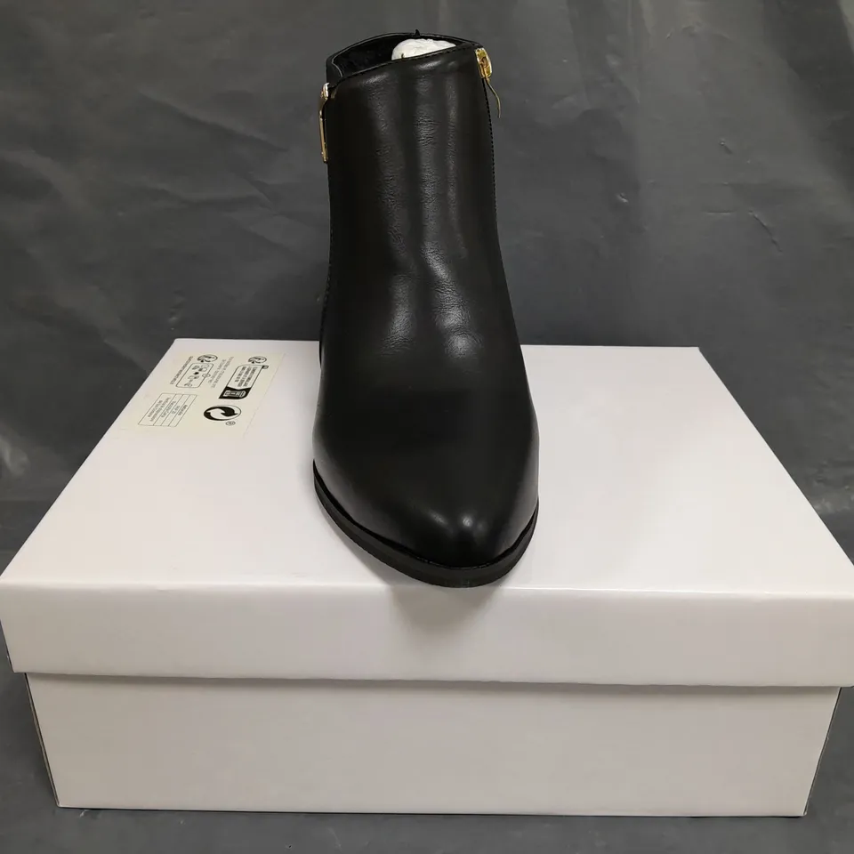 BOXED PAIR OF UNBRANDED LOW BLOCK HEEL SIDE-ZIP SHOES IN BLACK SIZE EU 37