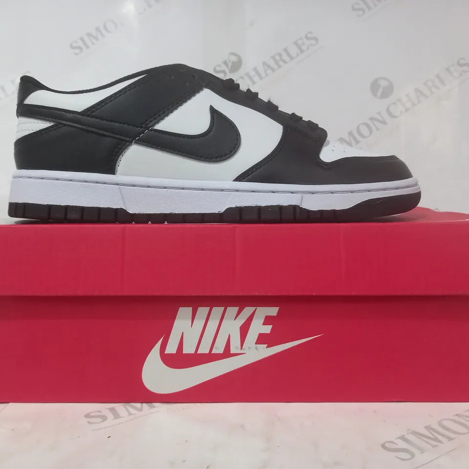 BOXED PAIR OF NIKE SB DUNK LOW SHOES IN BLACK/WHITE UK SIZE 7