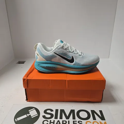 BOXED PAIR OF NIKE VOMERO 18 TRAINERS SIZE UK 9