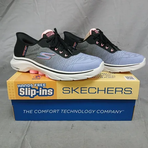BOXED PAIR OF SKECHERS LACE UP TRAINERS IN BLACK/LILAC GRADIENT SIZE 6