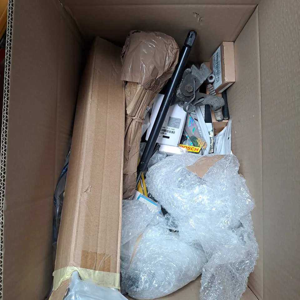 MEDIUM BOX OF ASSORTED AUTO ITEMS TO INCLUDE BIKE PEDALS, WIPER BLADES AND PUNCTURE REPAIR KIT