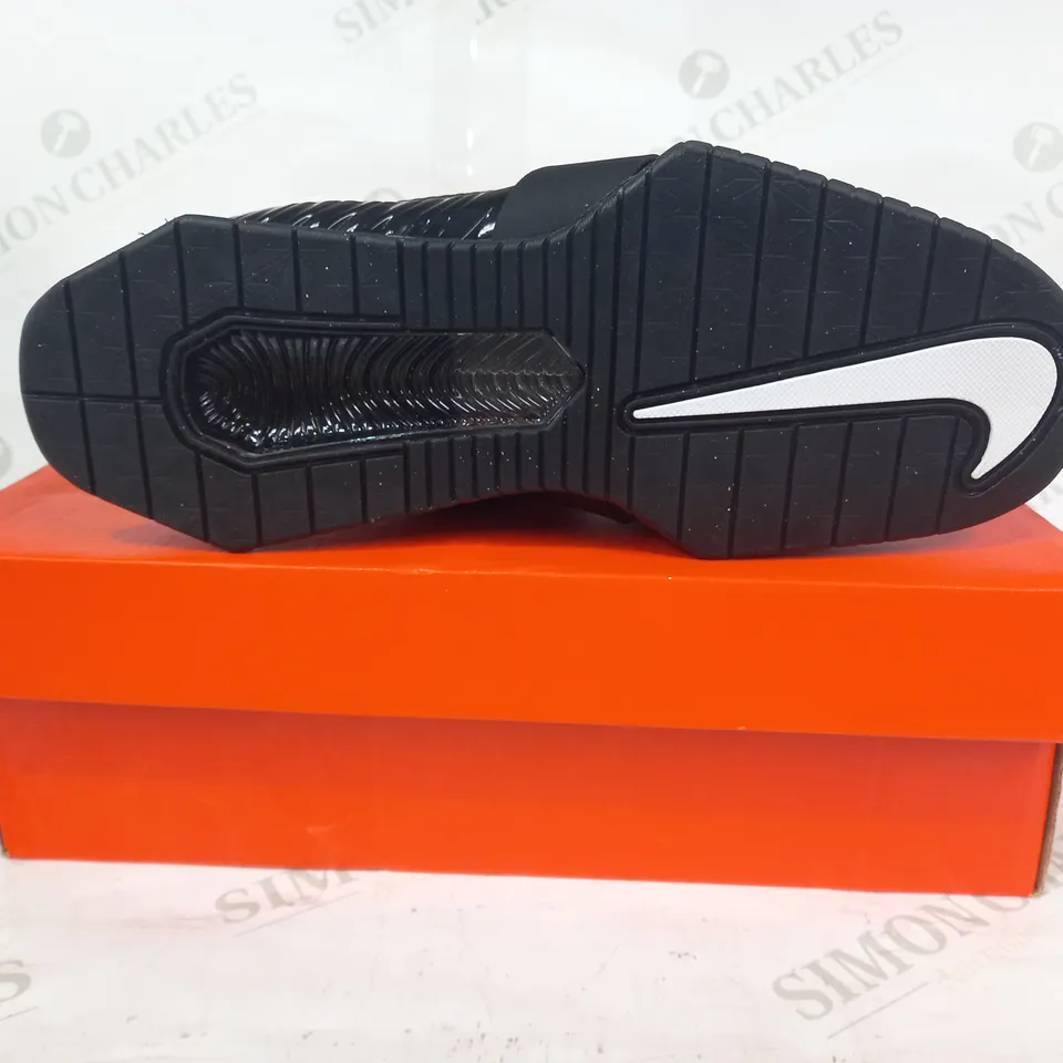 BOXED PAIR OF NIKE ROMALEOS 4 SHOES IN BLACK/WHITE UK SIZE 7.5