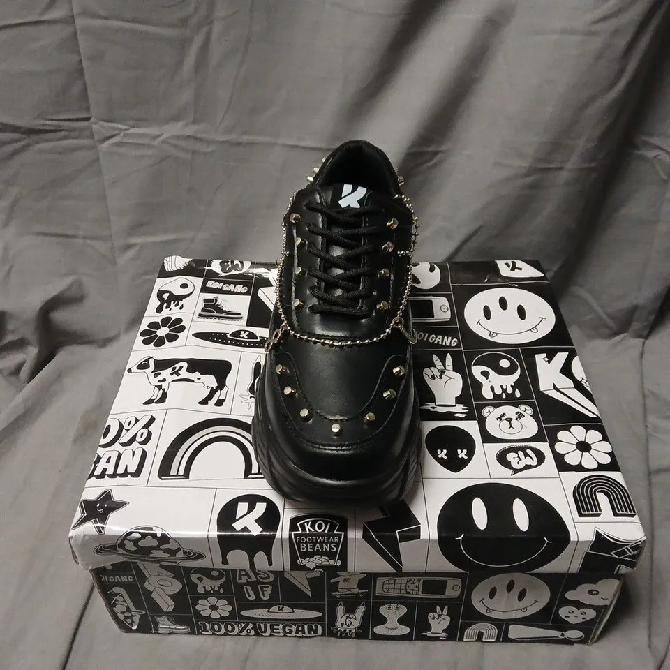 BOXED UK4 KOI JINX MYSTIC CHARM TRAINERS – BLACK