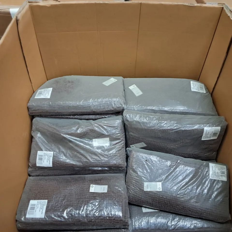 PALLET CONTAINING A LARGE QUANTITY OF BRAND NEW 50X80CM CHENILLE BATH MATS IN BROWN