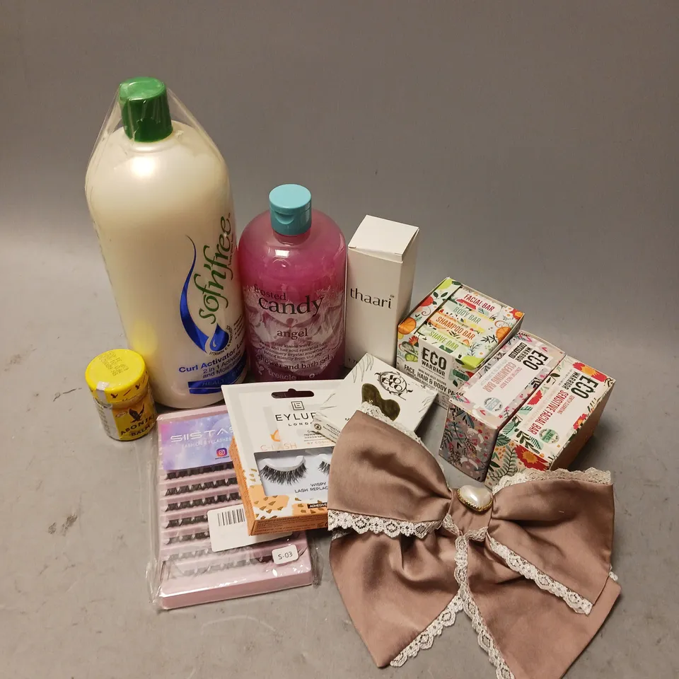 BOX OF APPROXIMATELY 15 COSMETIC ITEMS TO INCLUDE - ECO WARRIOR CLEANSING BAR - EYLURE LONDON EYELASHES - SO ECO GUA SHA JADE STONE - ETC