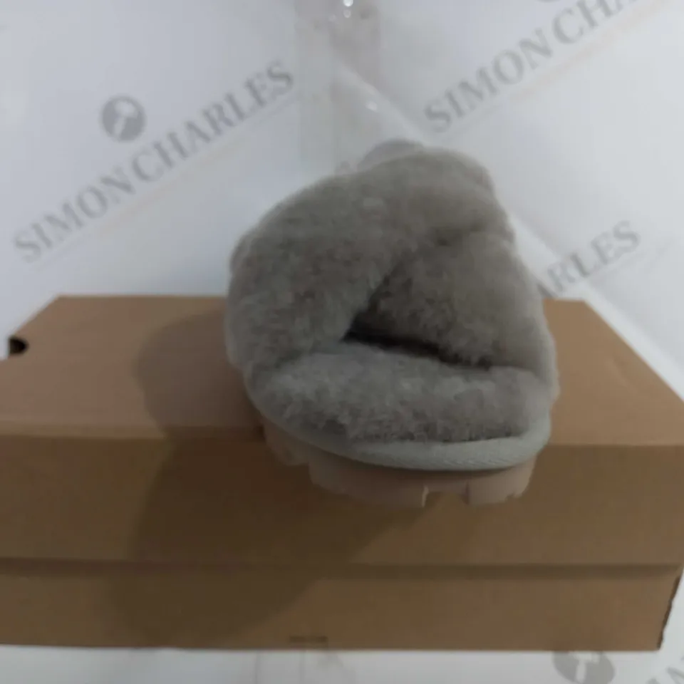 BOXED UGG FUZZETTE SLIPPER GOAT - UK 5