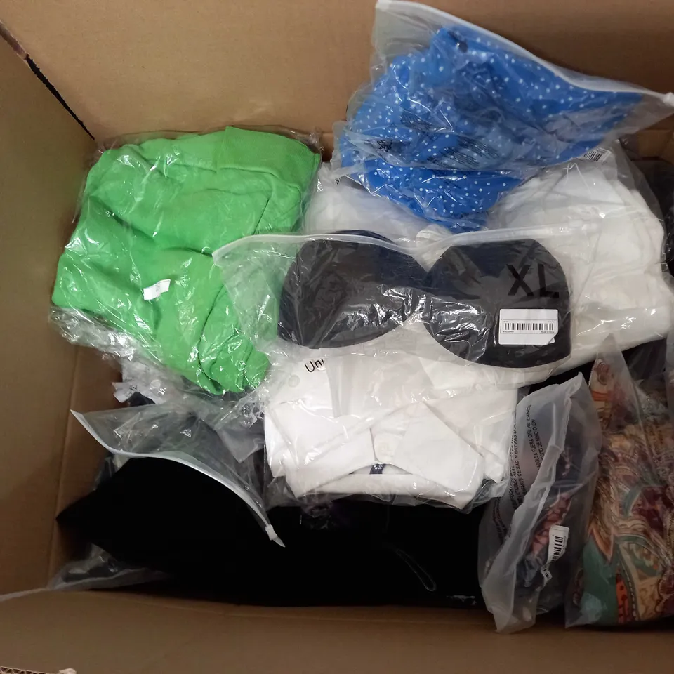 LARGE QUANTITY OF CLOTHING ITEMS TO INCLUDE DRESSES, SWEATERS, JEANS, T-SHIRTS, ETC