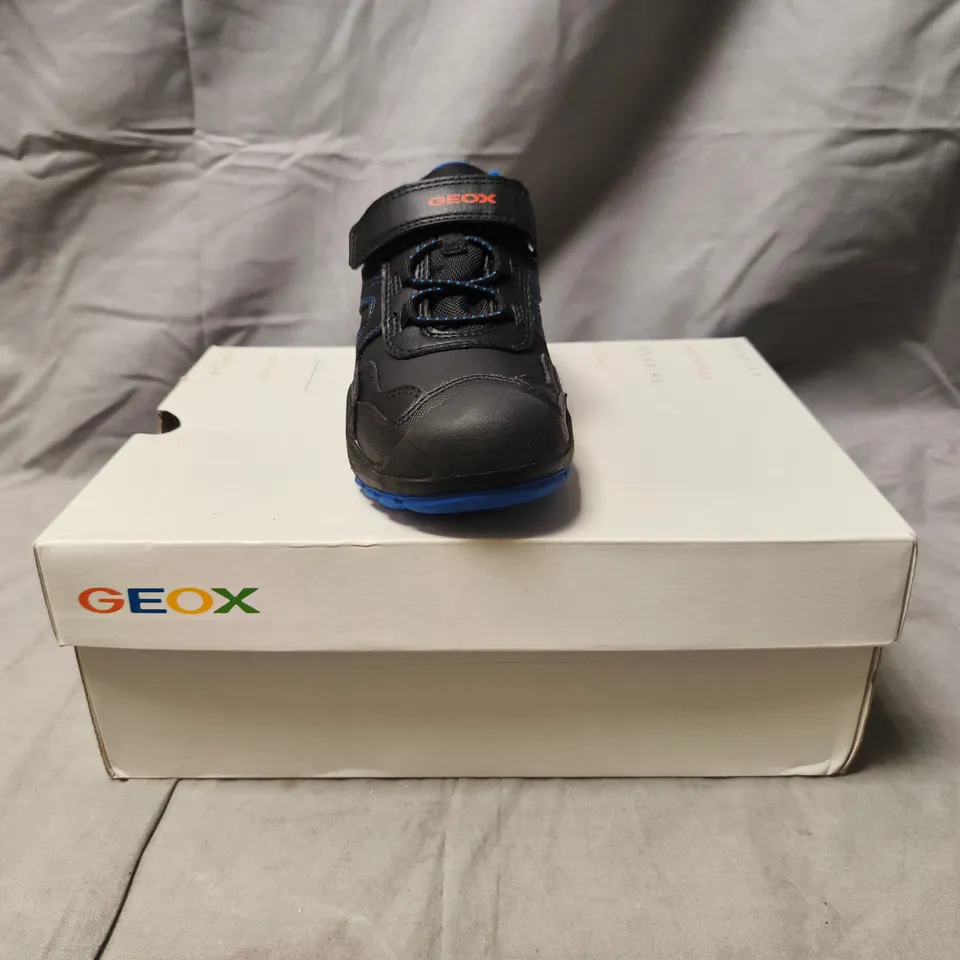 BOXED PAIR OF GEOX KID'S SHOES IN BLACK/BLUE SIZE UK 12.5