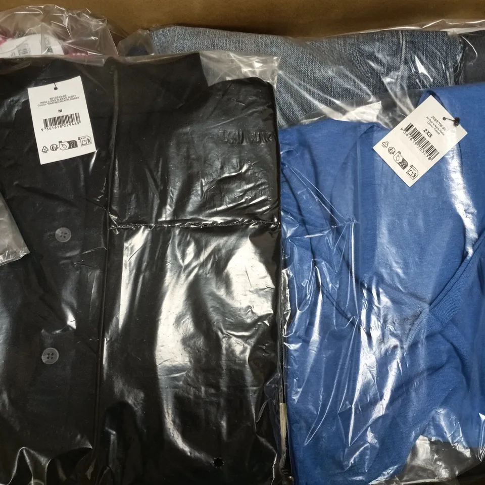 APPROXIMATELY 20 ASSORTED CLOTHING ITEMS IN VARIOUS SIZES, COLOURS & STYLES TO INCLUDE REMI LONG LONG SLEEVE SHIRT, ALL DAY V NECK HALTER, SUPER BAGGY JEANS, ETC