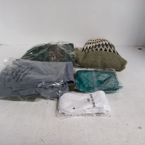 BOX OF APPROXIMATELY 25 ASSORTED CLOTHING ITEMS OF VARIOUS SIZES AND STYLES