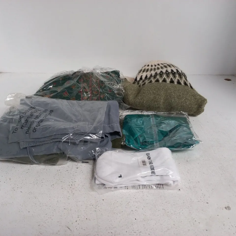 BOX OF APPROXIMATELY 25 ASSORTED CLOTHING ITEMS OF VARIOUS SIZES AND STYLES