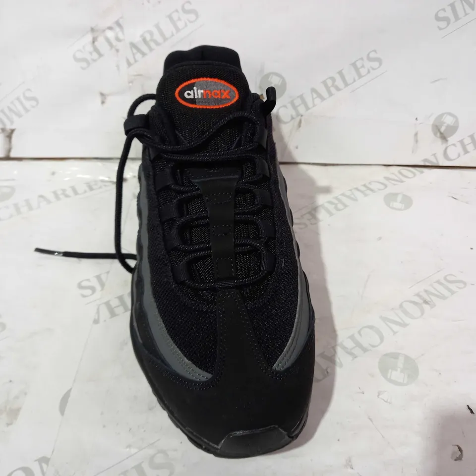BOXED PAIR OF NIKE AIR MAX TRAINERS IN BLACK/GREY UK SIZE 9.5