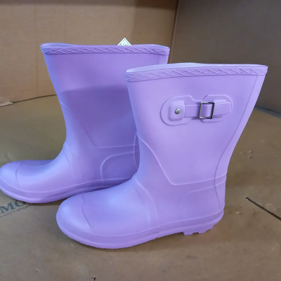 PAIR OF LIGHT PURPLE WELLIS - 8