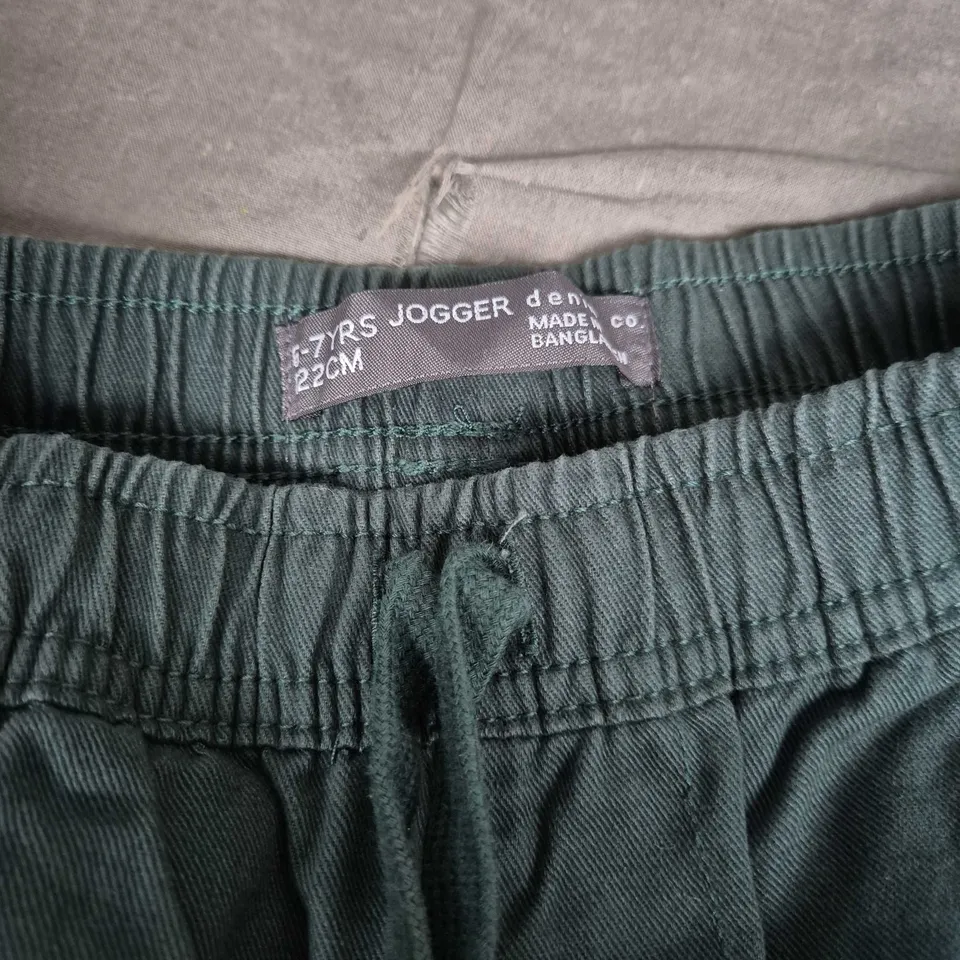  KIDS JOGGER BOTTOMS (UK 7-8Y) & F&F DETROIT GRAPHIC TEE – 7-8 YEARS (2-PIECE SET) (VER