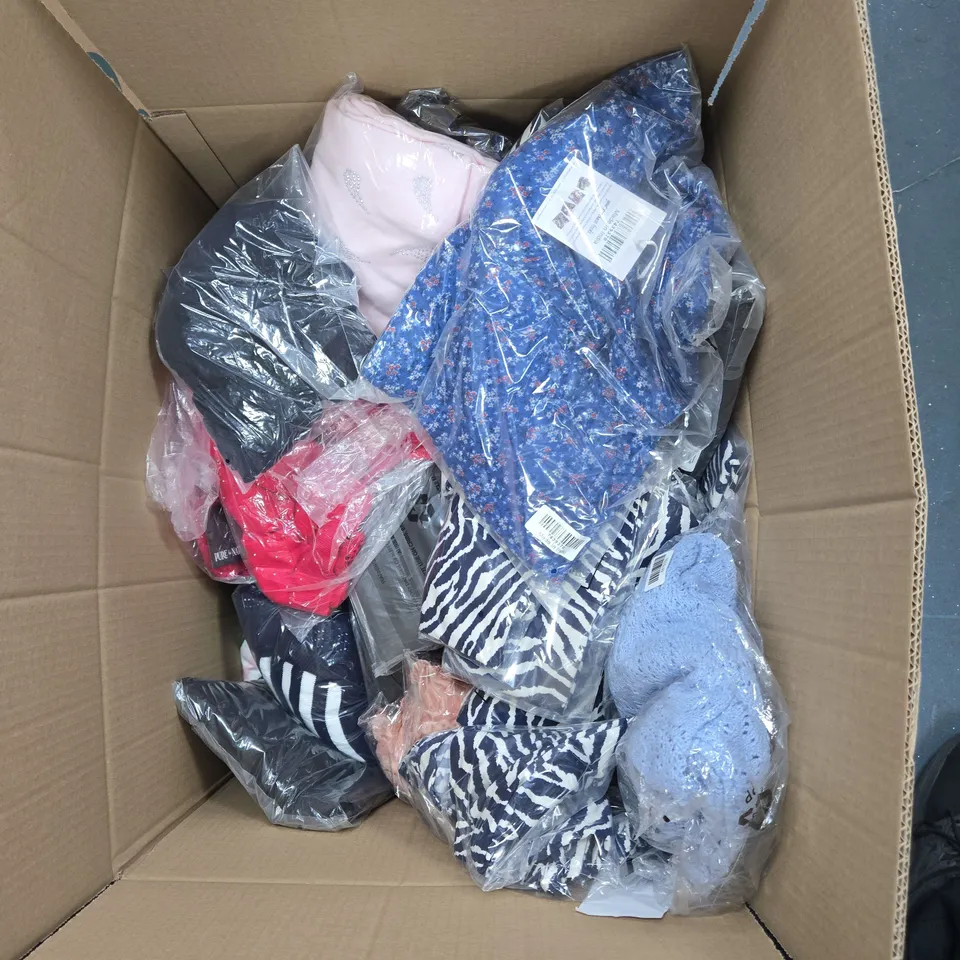 BOX OF APPROXIMATELY 20 ASSORTED CLOTHING ITEMS TO INCLUDE: TAMSY BLUE FLORAL DRESS