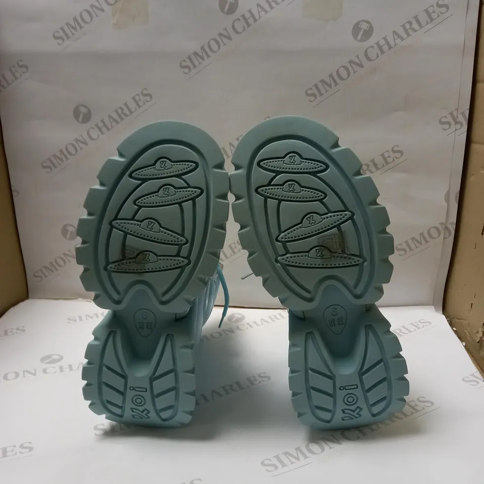 DESIGNER KOI VEGAN GOOEY BABY BLUE PLATFORM BOOTS SIZE 6