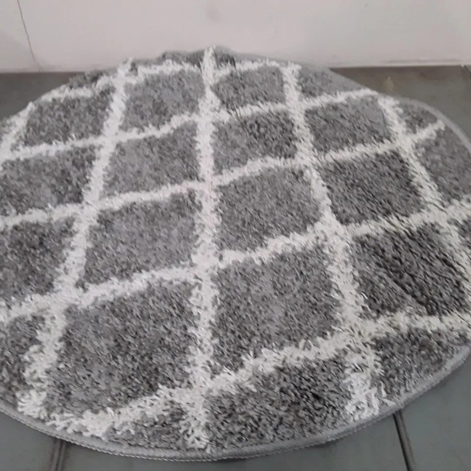 BRAND NEW PACO HOME SIDE GREY RUG 31" X 31"