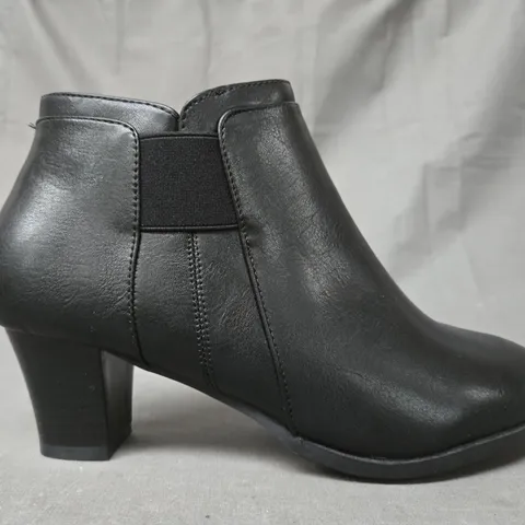 BOXED PAIR OF CUSHION-WALK BLOCK HEEL ANKLE BOOTS IN BLACK SIZE 6