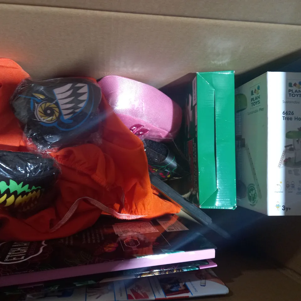 BOX OF APPROXIMATELY 10 ASSORTED TOYS AND GAMES TO INCLUDE SMIFFYS STAR STYLE WIG, SANTIAGO OF THE SEAS, LEGO WOLVERINE MECH ARMOUR, ETC