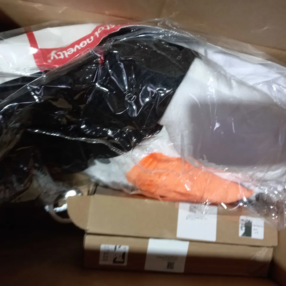 BOX OF APPROXIMATELY 5 ASSORTED TOYS AND GAMES TO INCLUDE BUBBLETASTIC HIPPO BUBBLE MACHINE, MATRYOSHKA RUSSIAN NESTING DOLL, PLAYTIVE MAGNETIC PLAY SET, ETC