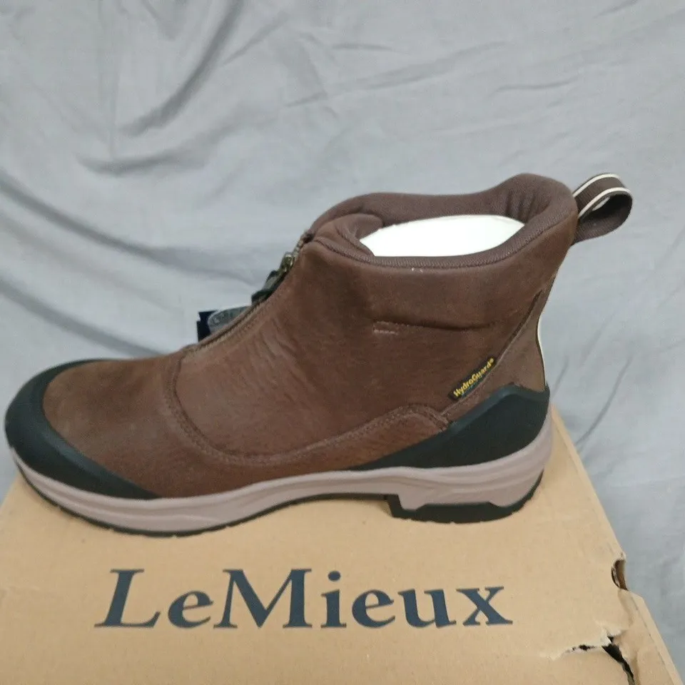 BOXED LEMIEUX TREK ZIP BOOTS IN BROWN - UK 8