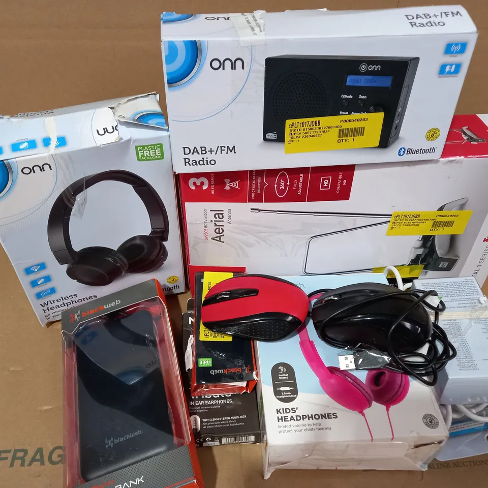 LOT OF APPROX. 10 X ITEMS TO INCLUDE ONE FOR ALL SV9305 HDTV INDOOR AERIAL ANTENNA, BLACKWEB POWER BANK, ONN DAB+/FM RADIO, ETC.