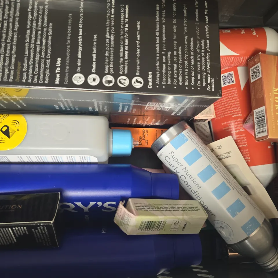 APPROXIMATELY 15 ASSORTED COSMETIC ITEMS INCLUDING VARIOUS MAKES AND BRANDS - COLLECTION ONLY