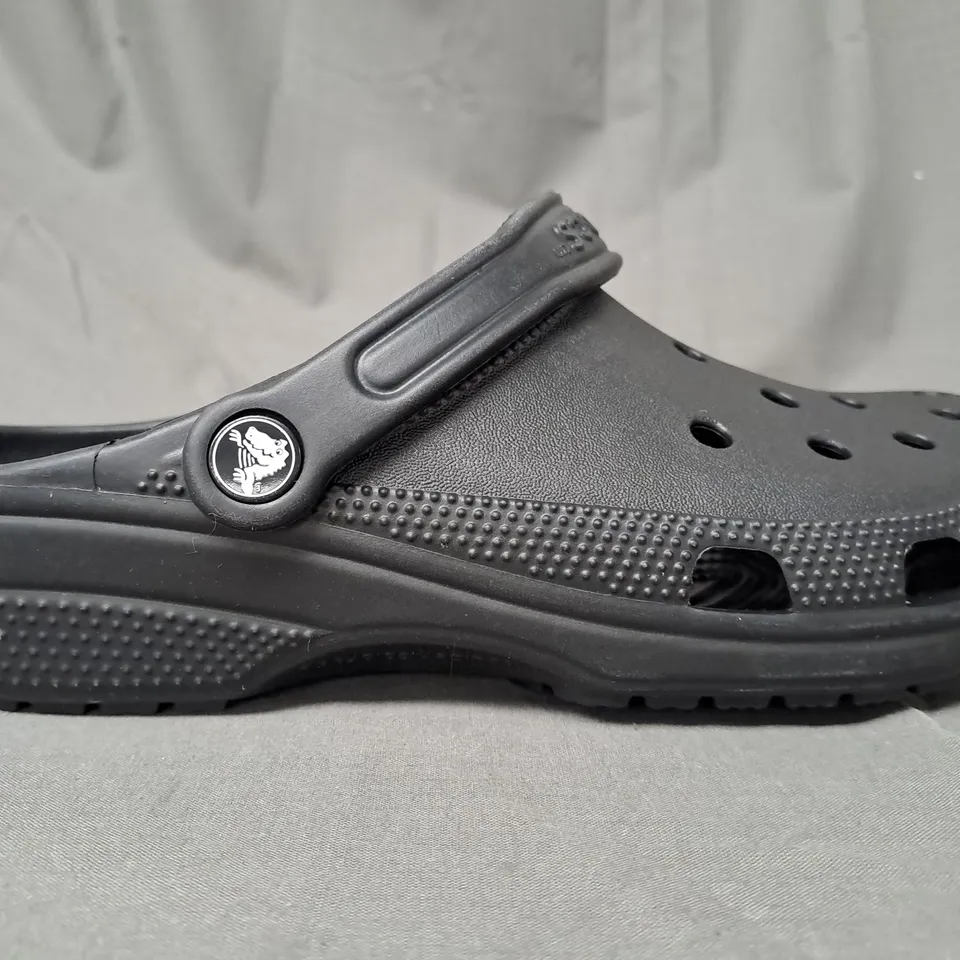 PAIR OF CROCS CLASSIC CLOGS IN BLACK UK SIZE M6/W7