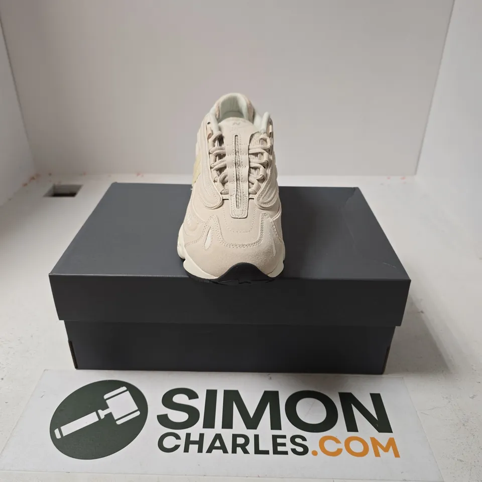 BOXED PAIR OF NEW BALANCE 1000 N TRAINERS IN WHITE - UK 9
