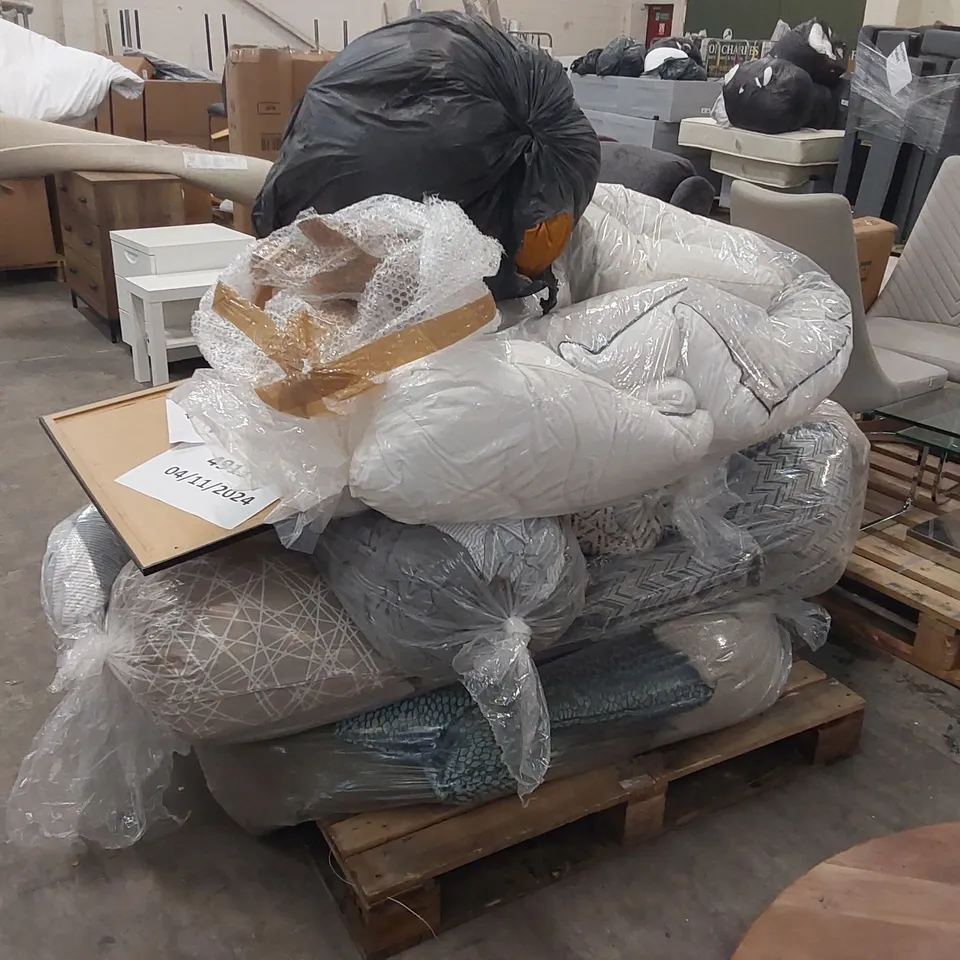 PALLET OF ASSORTED FURNITURE INCLUDING: WALL DECOR, PILLOWS, BEDDING, CUSHIONS ECT 