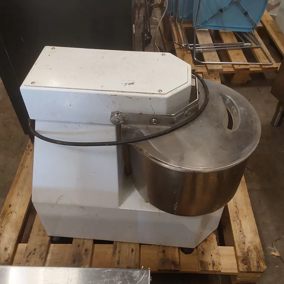 XTS INTERNATIONAL COMMERCIAL DOUGH MIXER
