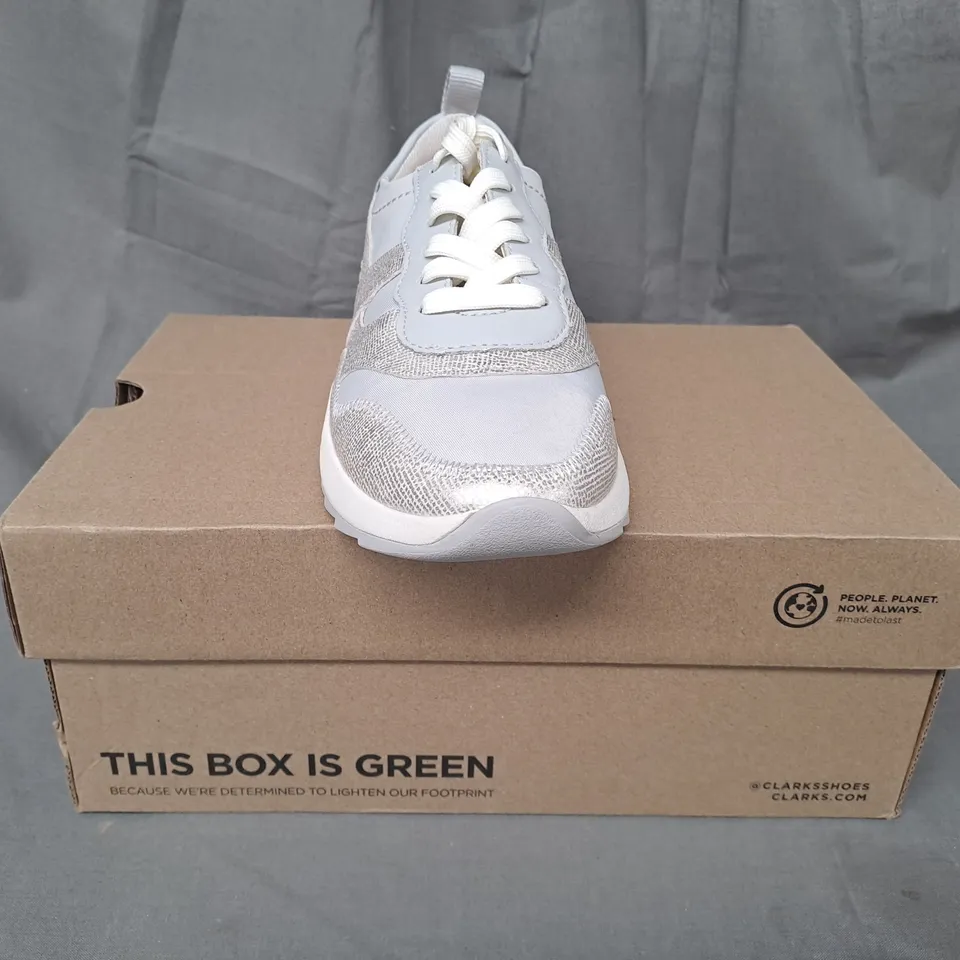 BOXED PAIR OF CLARKS DASHLITE JAZZ SHOES IN GREY/METALLIC SILVER UK SIZE 6