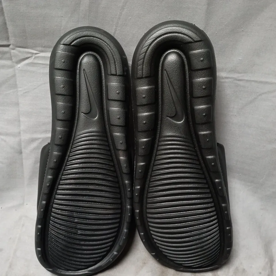 NIKE VICTORI ONE SLIDE SANDALS – BLACK, UK 7 (EU 41)