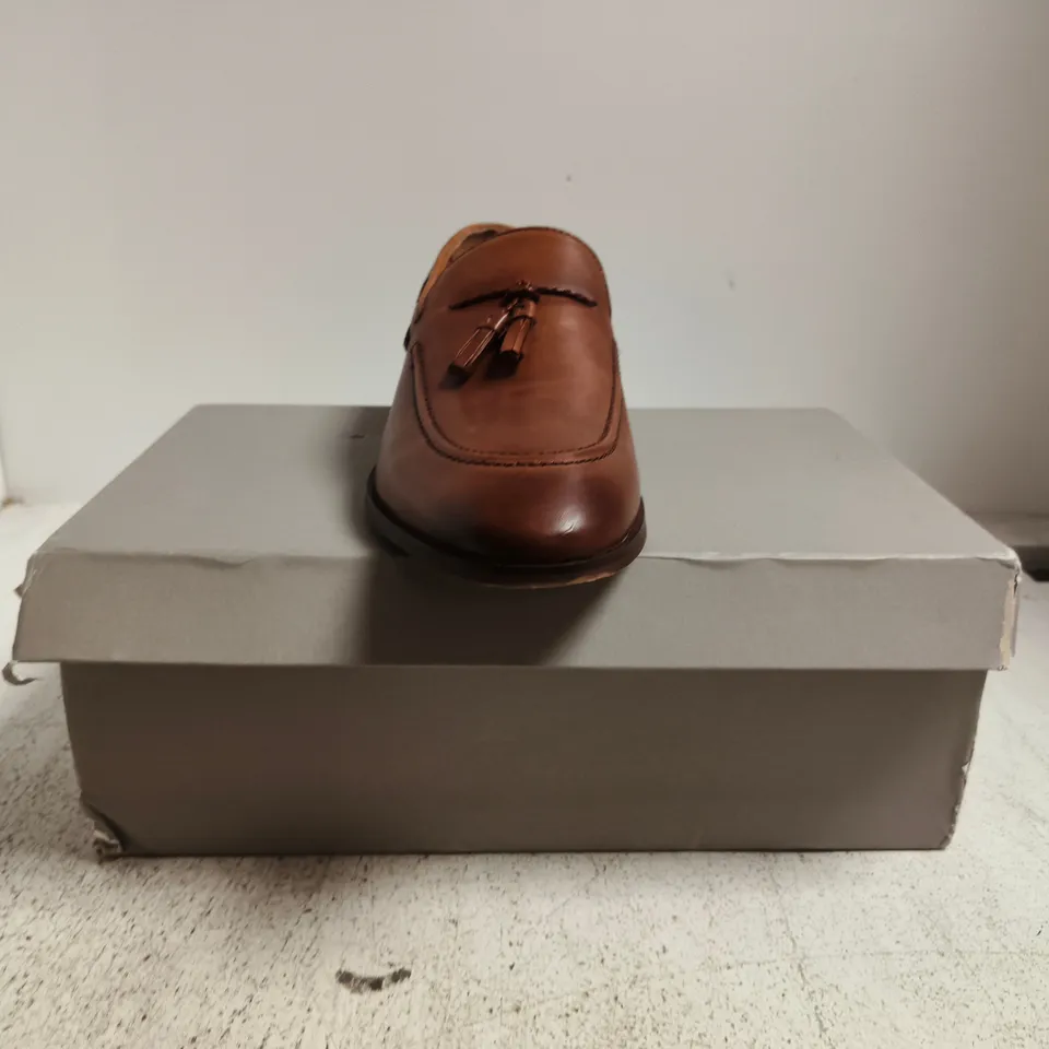 BOXED PAIR OF MOSS HIGHGATE LOAFERS IN BROWN SIZE UK 9