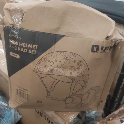 BOXED KAYMAN KIDS HELMET AND PAD SET