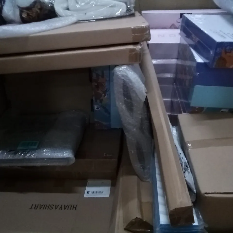 PALLET OF ASSORTED ITEMS TO INCLUDED SMART BLINDS SOLAR PANELS, SEALED BOARD GAMES, FASHION HOOPS AND BOXED TABLE LAMP