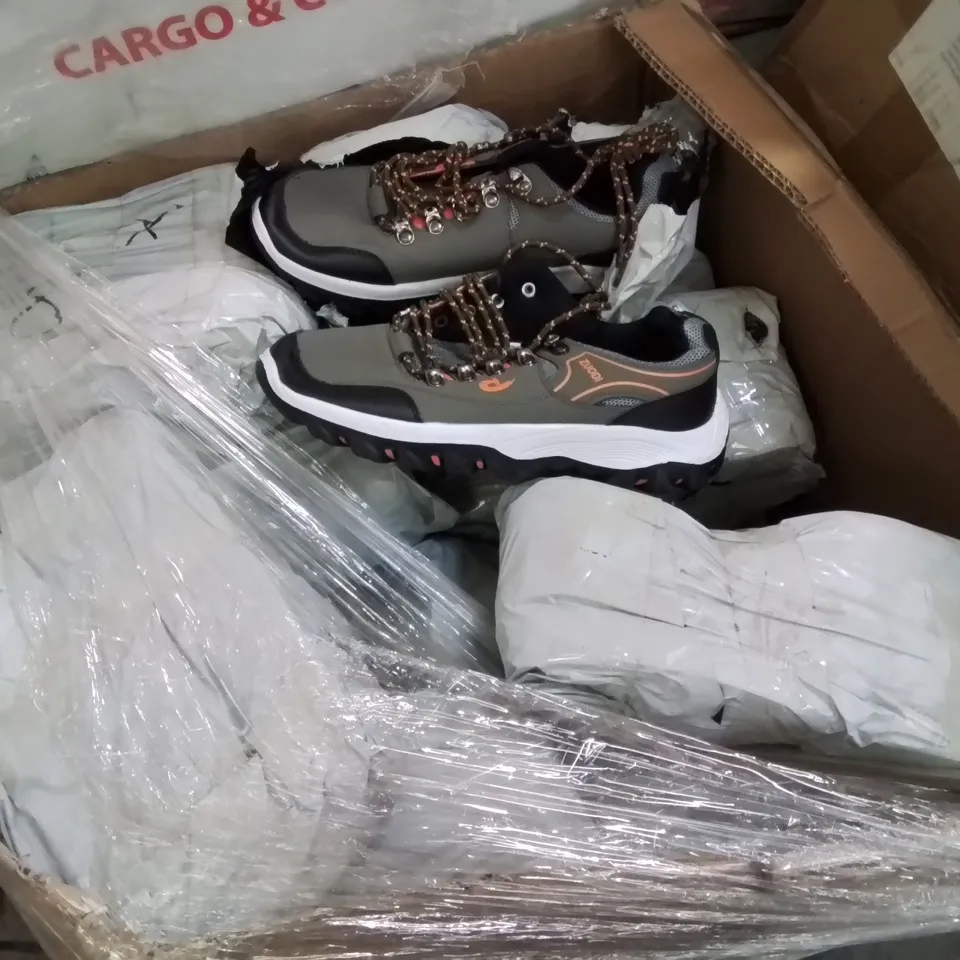 PALLET CONTAINING LARGE QUANTITY OF NBRANDED CHILDREN'S TRAINERS