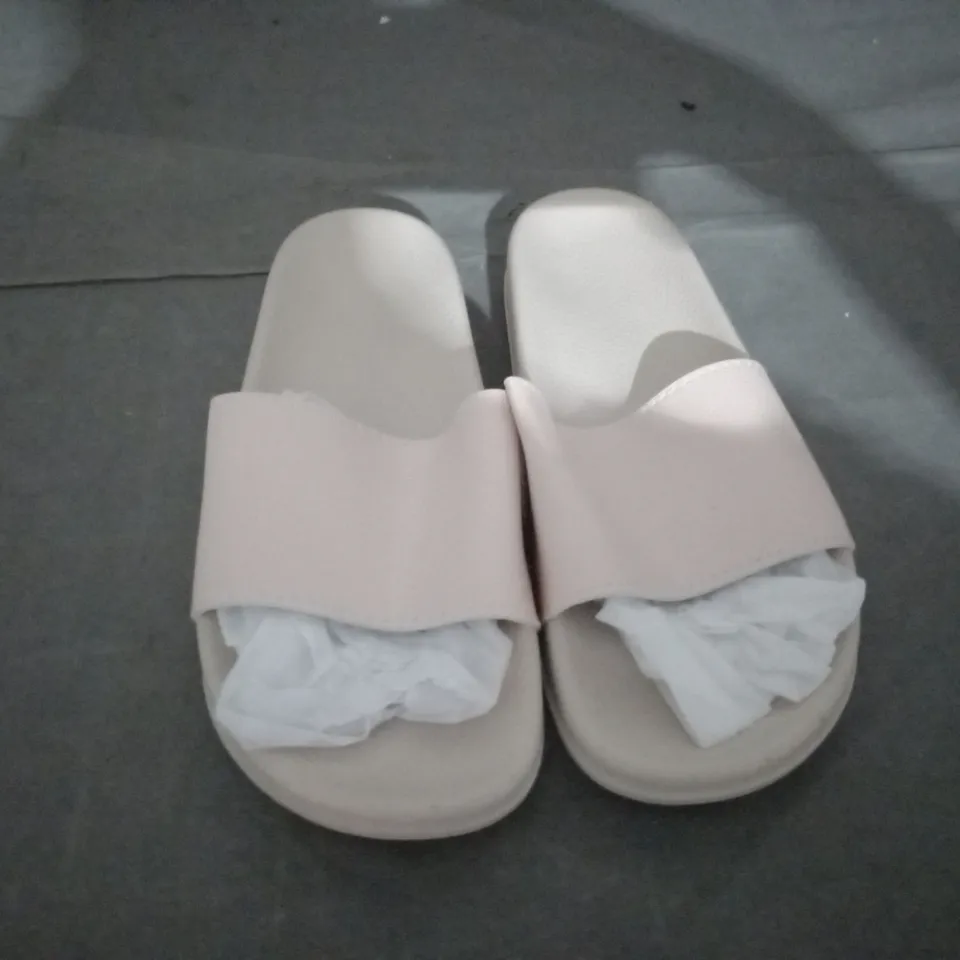 APPROXIMATELY 24 PAIRS OF PINK SLIPPERS IN VARIOUS SIZES TO INCLUDE SIZE 4