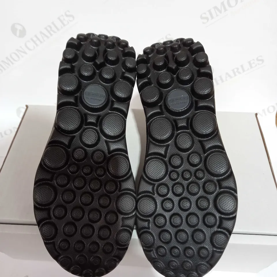 SKECHERS ORIGINAL GO WALK SLIP ON TRAINER - SIZE 4.5 UK