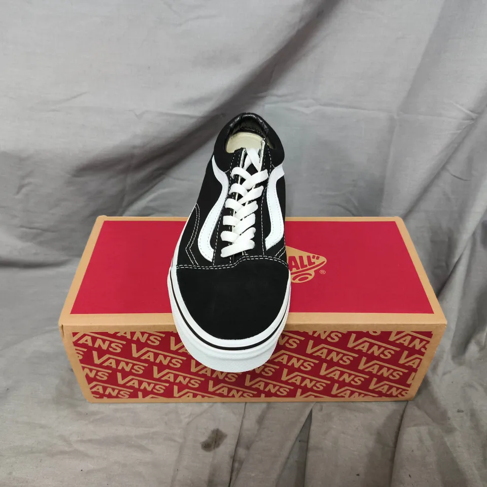BOXED VANS OLD SKOOL SNEAKERS BLACK/WHITE – UK 5 (US 6) MEN'S